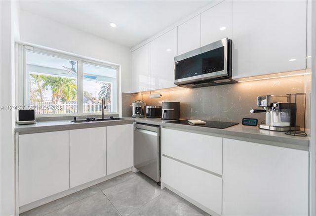 1830 NW 32nd St, Oakland Park, FL 33309