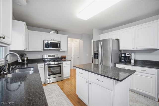 2279 Becket Circle, Stow, OH 44224