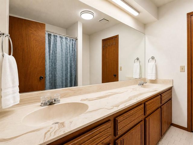 617 S Willowood Drive, Yukon, OK 73099