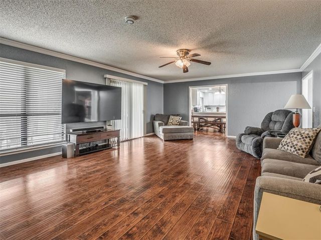 617 S Willowood Drive, Yukon, OK 73099