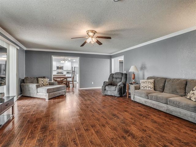 617 S Willowood Drive, Yukon, OK 73099