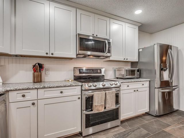 617 S Willowood Drive, Yukon, OK 73099