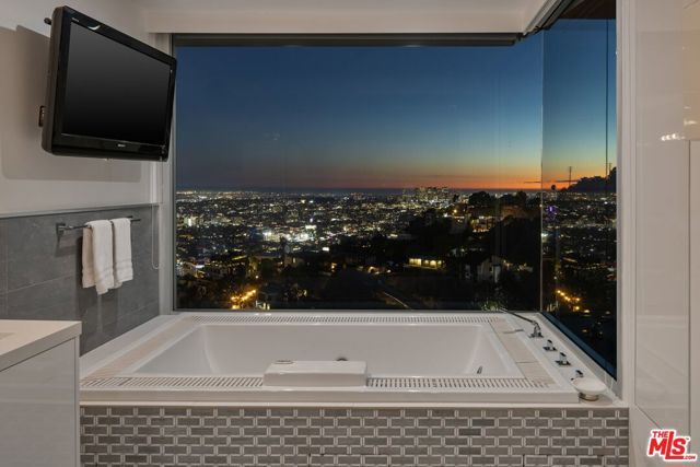 8620 Hillside Avenue, West Hollywood, CA 90069