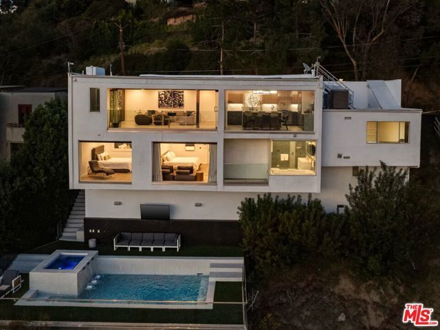 8620 Hillside Avenue, West Hollywood, CA 90069