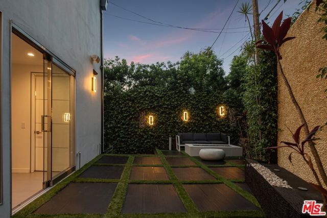 8620 Hillside Avenue, West Hollywood, CA 90069