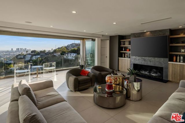 8620 Hillside Avenue, West Hollywood, CA 90069