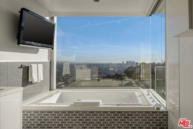 8620 Hillside Avenue, West Hollywood, CA 90069