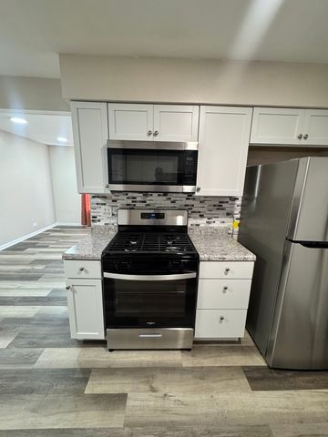1303 Kingsbury Drive B, Hanover Park, IL 60133