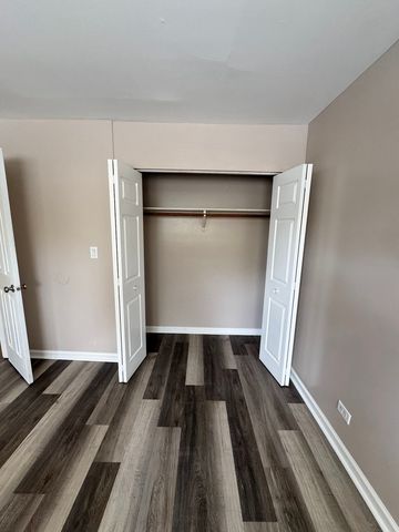 1303 Kingsbury Drive B, Hanover Park, IL 60133