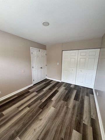 1303 Kingsbury Drive B, Hanover Park, IL 60133