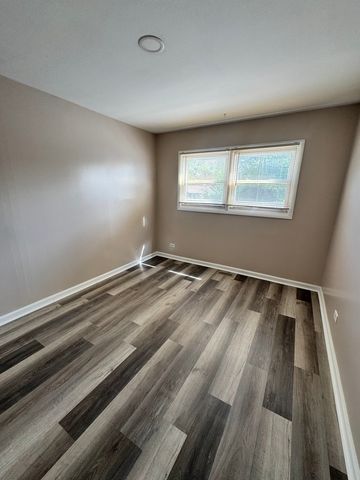 1303 Kingsbury Drive B, Hanover Park, IL 60133