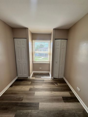 1303 Kingsbury Drive B, Hanover Park, IL 60133