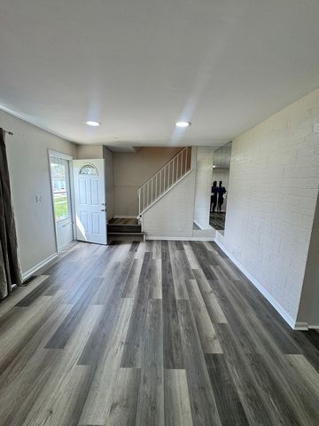 1303 Kingsbury Drive B, Hanover Park, IL 60133