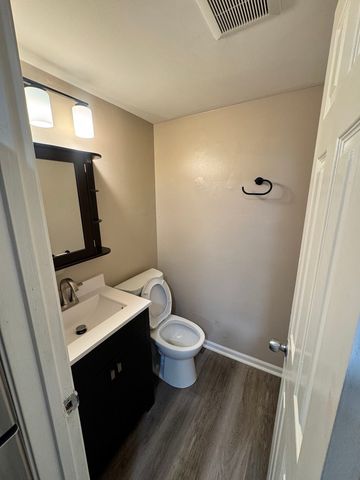 1303 Kingsbury Drive B, Hanover Park, IL 60133
