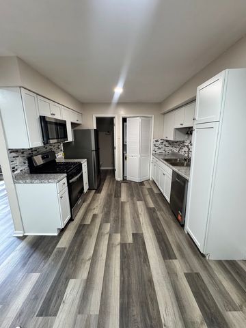 1303 Kingsbury Drive B, Hanover Park, IL 60133