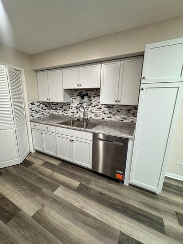 1303 Kingsbury Drive B, Hanover Park, IL 60133