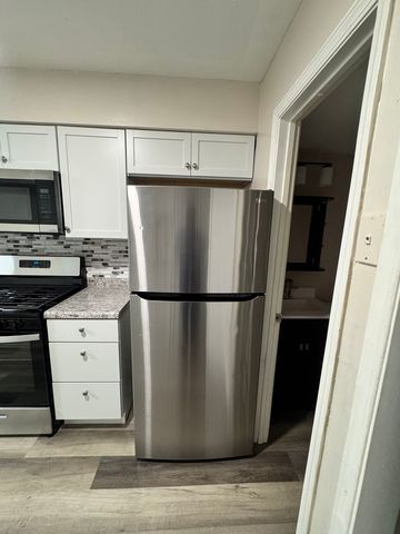 1303 Kingsbury Drive B, Hanover Park, IL 60133