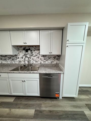 1303 Kingsbury Drive B, Hanover Park, IL 60133
