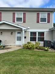 1303 Kingsbury Drive B, Hanover Park, IL 60133