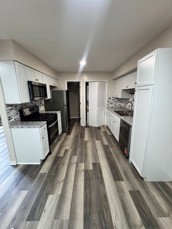 1303 Kingsbury Drive B, Hanover Park, IL 60133 — photo 4