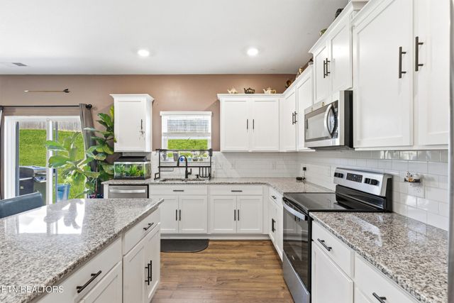 165 Ashe Ave, Lenoir City, TN 37771