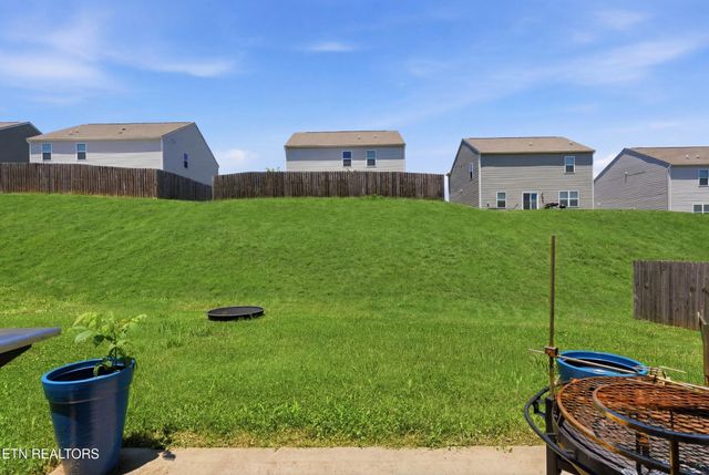165 Ashe Ave, Lenoir City, TN 37771
