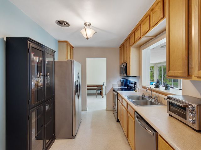 712 Iris Lane, Vero Beach, FL 32963