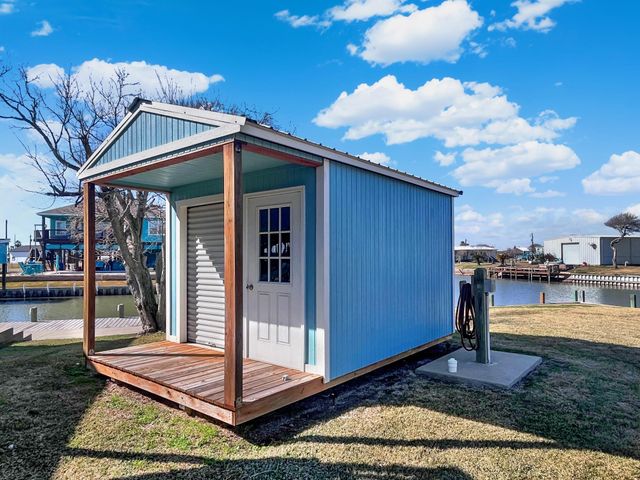 982 County Road 204, Sargent, TX 77414