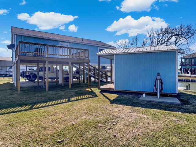 982 County Road 204, Sargent, TX 77414