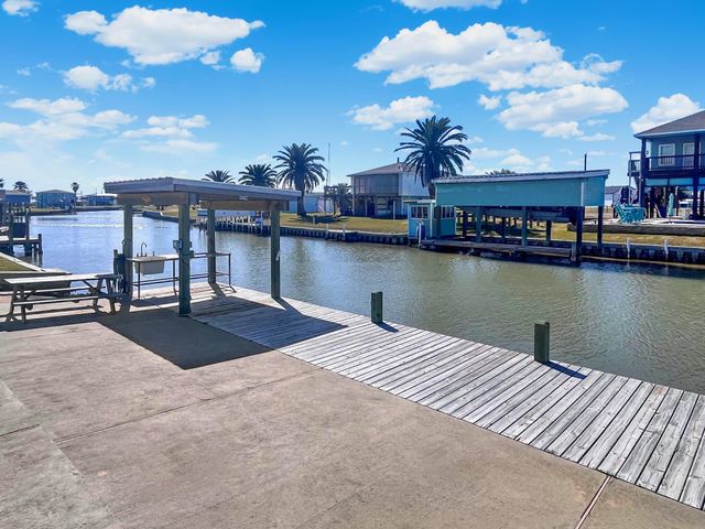 982 County Road 204, Sargent, TX 77414