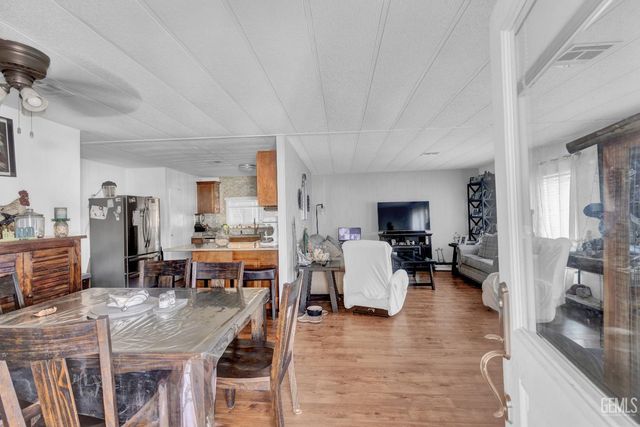 112 Cedarwood Lane, Bakersfield, CA 93308