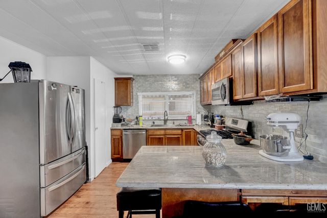 112 Cedarwood Lane, Bakersfield, CA 93308