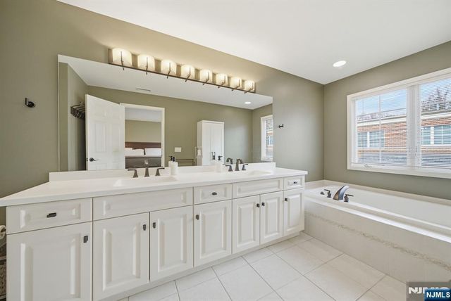 119 Stonegate Trail, Cresskill, NJ 07626