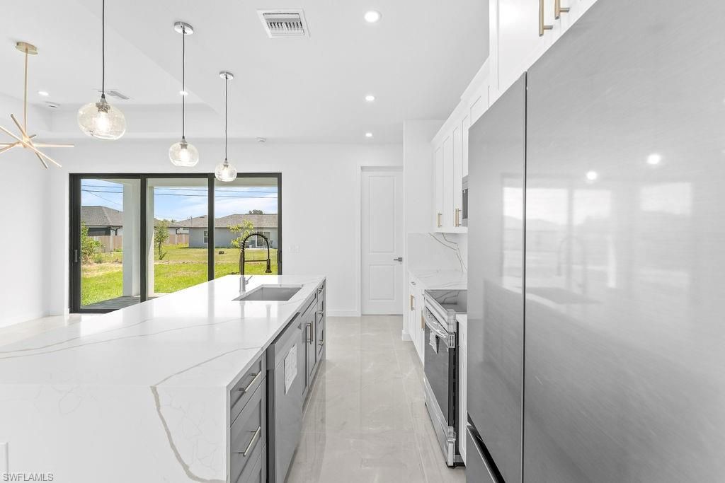 Image 7 of property listing at 1433 NW 7th PL, Cape Coral, FL 33993