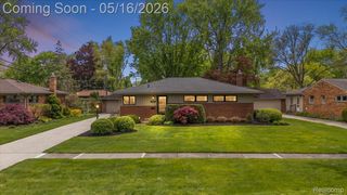 16933 Lauderdale Avenue, Beverly Hills Village, MI 48025