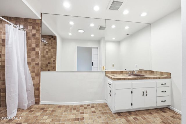 1724 Eagle Peak Avenue, Simi Valley, CA 93063