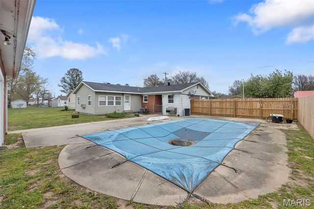 215 Missouri Avenue, Sikeston, MO 63801