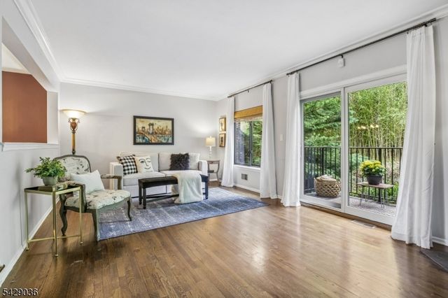 12 Louisburg Sq, Verona Twp., NJ 07044