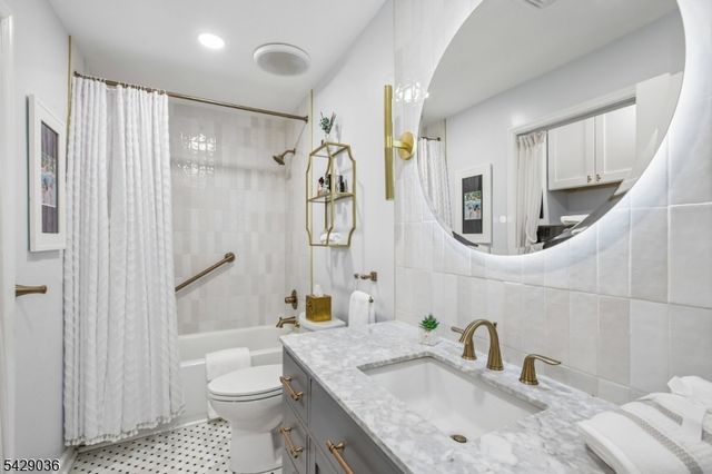 12 Louisburg Sq, Verona Twp., NJ 07044