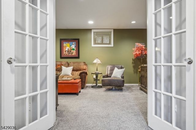 12 Louisburg Sq, Verona Twp., NJ 07044