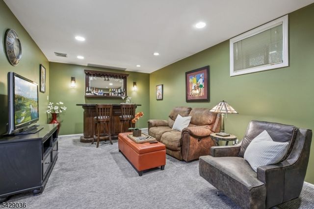 12 Louisburg Sq, Verona Twp., NJ 07044