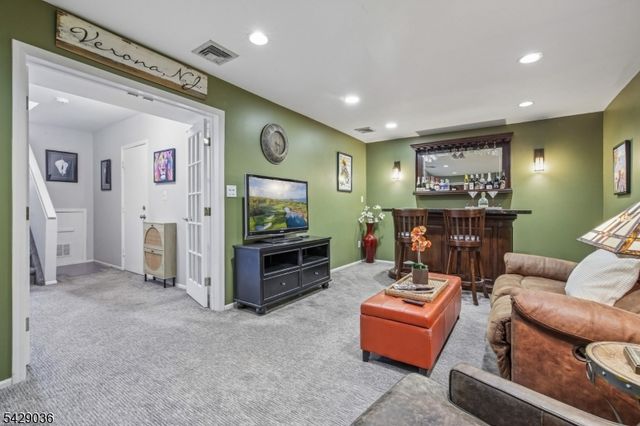 12 Louisburg Sq, Verona Twp., NJ 07044