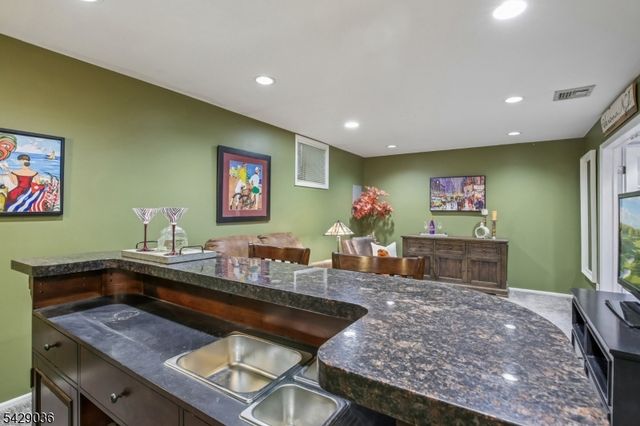 12 Louisburg Sq, Verona Twp., NJ 07044