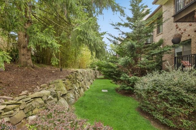 12 Louisburg Sq, Verona Twp., NJ 07044