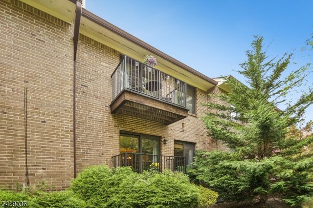 12 Louisburg Sq, Verona Twp., NJ 07044