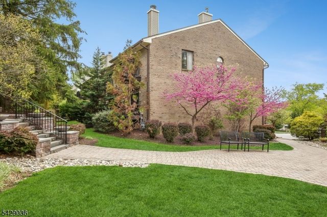 12 Louisburg Sq, Verona Twp., NJ 07044
