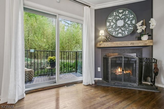 12 Louisburg Sq, Verona Twp., NJ 07044