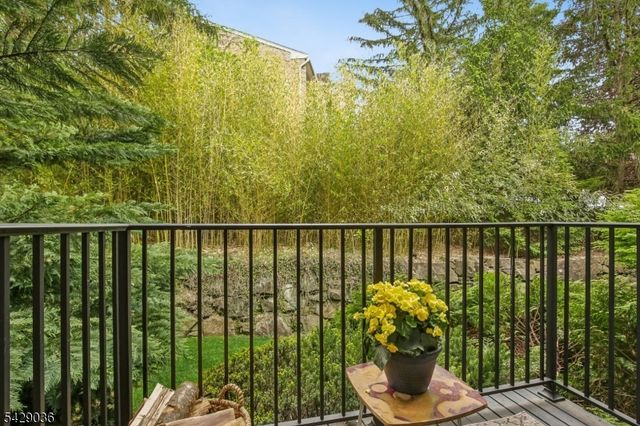 12 Louisburg Sq, Verona Twp., NJ 07044