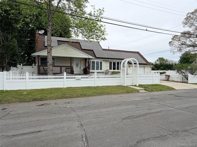 304 27th Street, Lindenhurst, NY 11757
