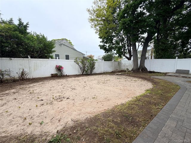304 27th Street, Lindenhurst, NY 11757